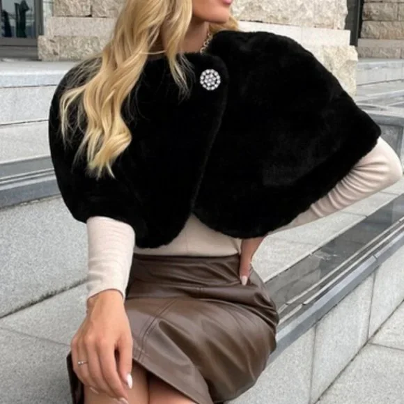 chic elegant black faux fur buttoned shoulder cape - Picture 4 of 6